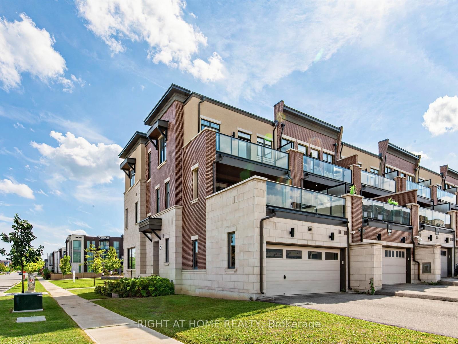 88 Crimson Forest Drive • Vaughan, ON photo 3
