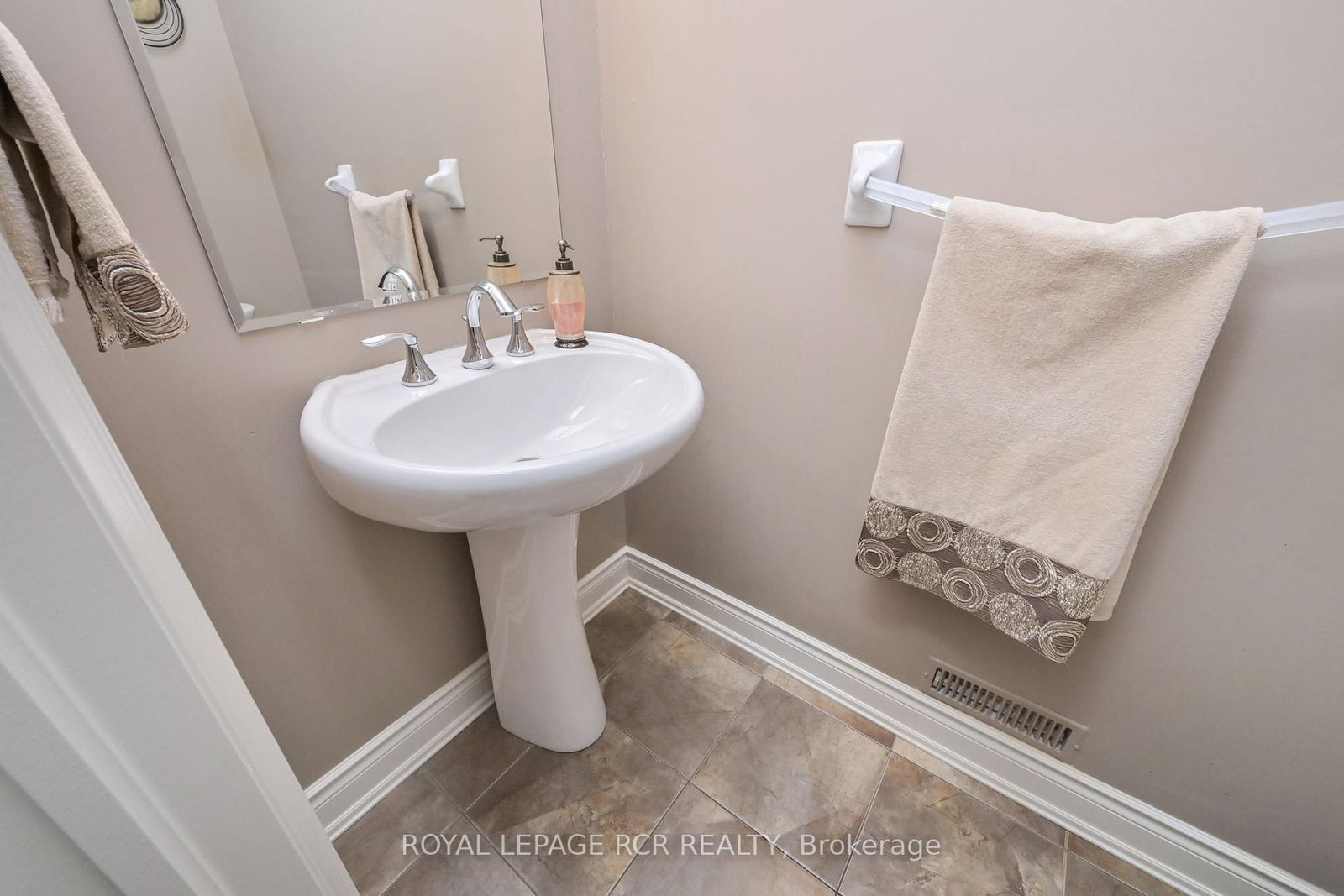 32 Hillcrest Drive • New Tecumseth, ON photo 19