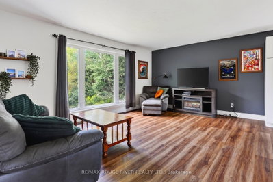 33 Creek Drive • Georgina, ON photo 2