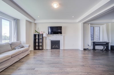 41 Kenneth Rogers Crescent • East Gwillimbury, ON photo 7