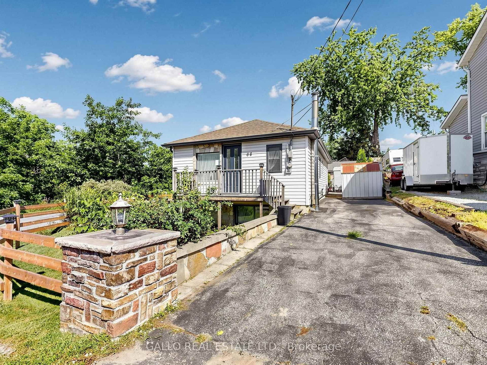 68 Valley Road • Whitchurch-Stouffville, ON photo 2