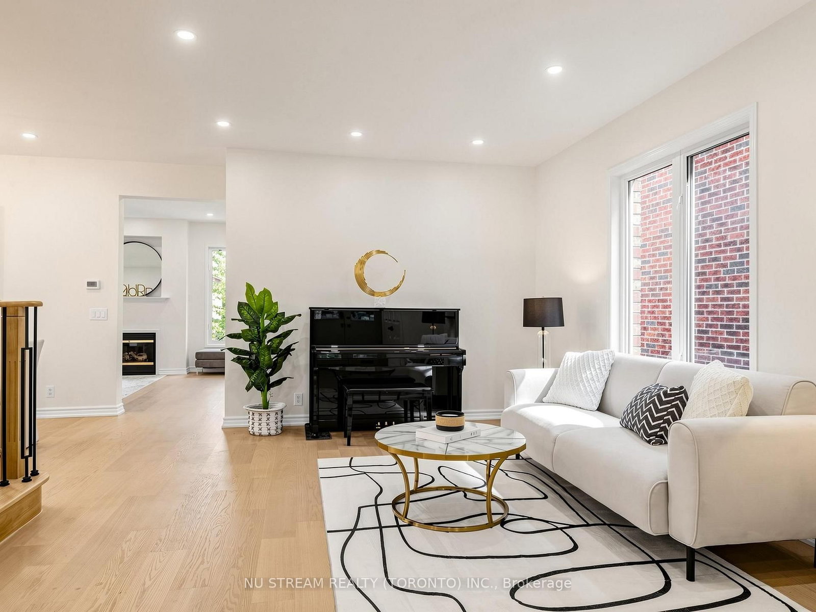 157 Bilbrough Street • Aurora, ON photo 4