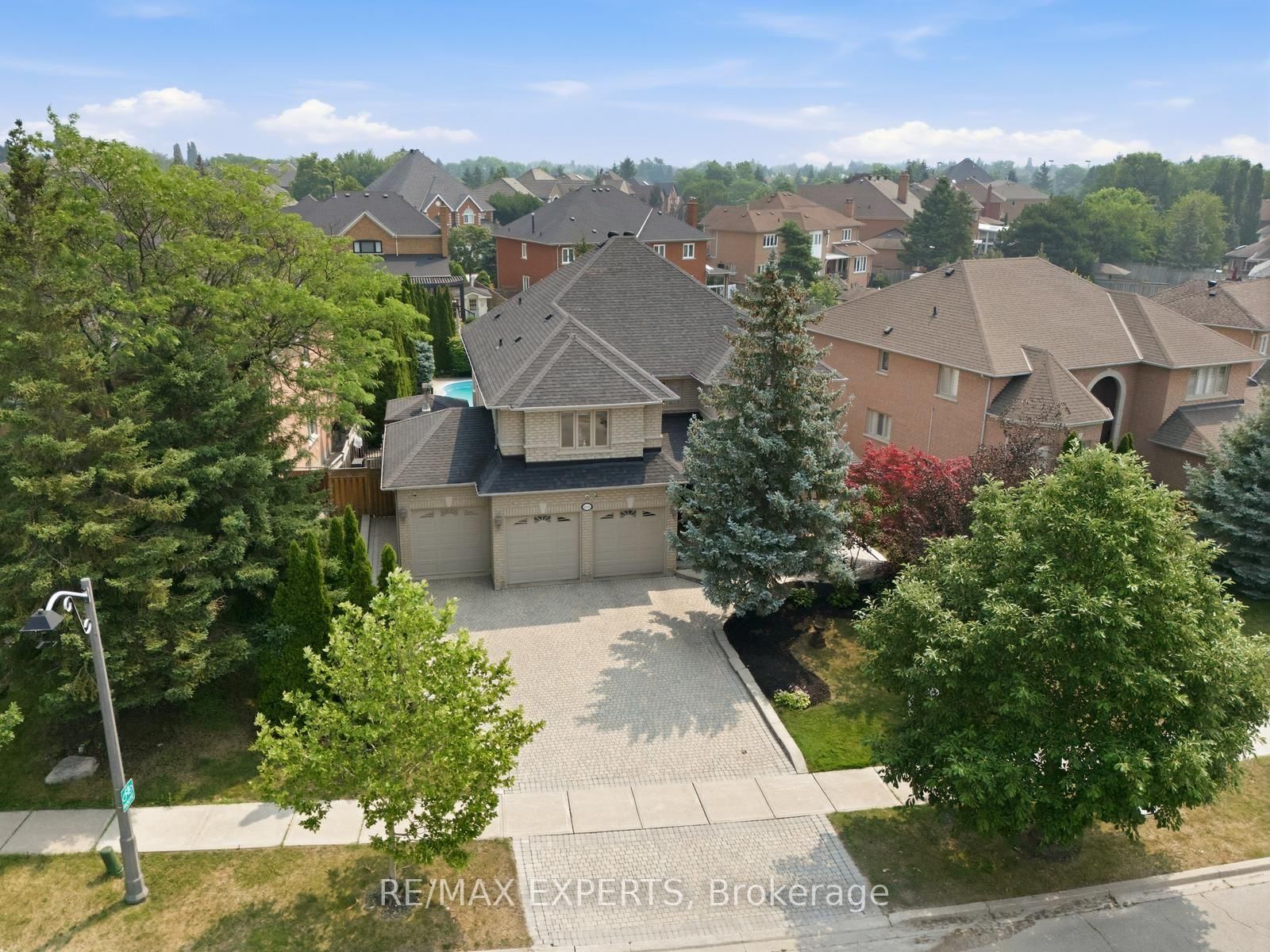 215 Velmar Drive • Vaughan, ON photo 2