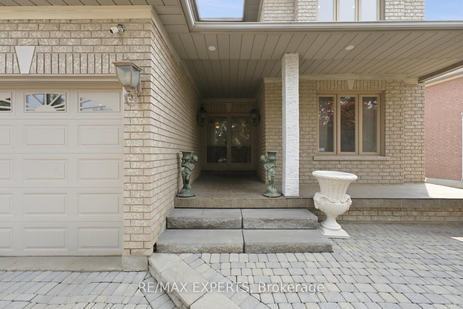 215 Velmar Drive • Vaughan, ON photo 4