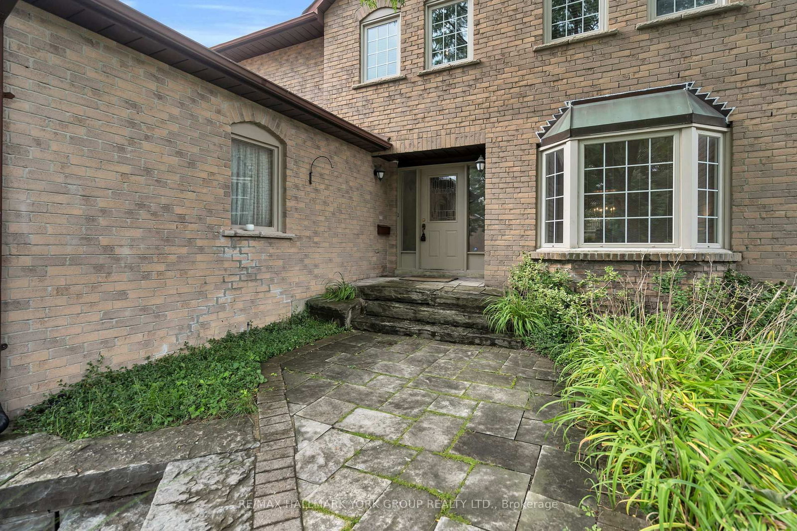 95 Gilbank Drive • Aurora, ON photo 3