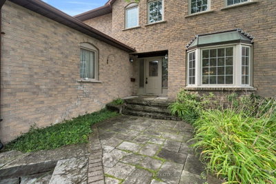 95 Gilbank Drive • Aurora, ON photo 3