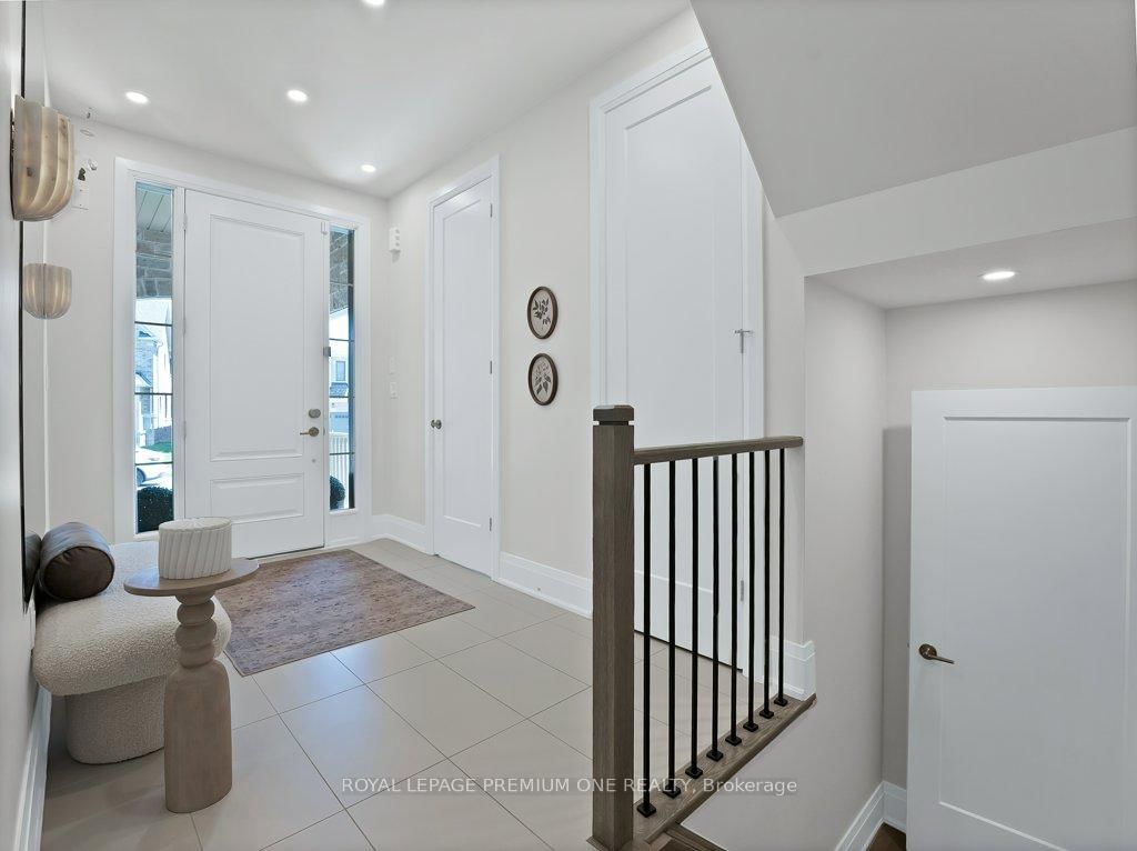 6 Byblos Court • East Gwillimbury, ON photo 3