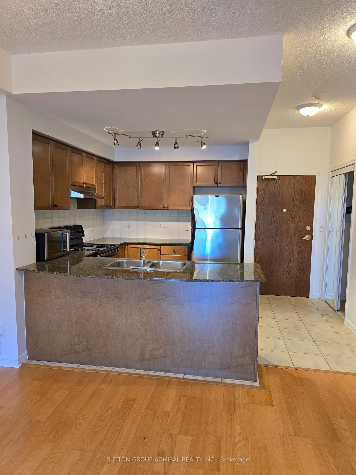 315-2 Maison Parc Crt, Vaughan, view 6