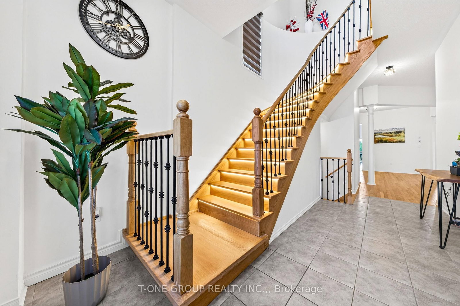 162 Hartney Drive • Richmond Hill, ON photo 3
