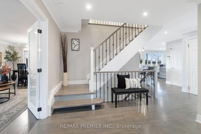 60 Nobleview Drive • King, ON photo 2