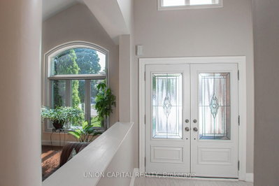 28 Sail Crescent • Vaughan, ON photo 5