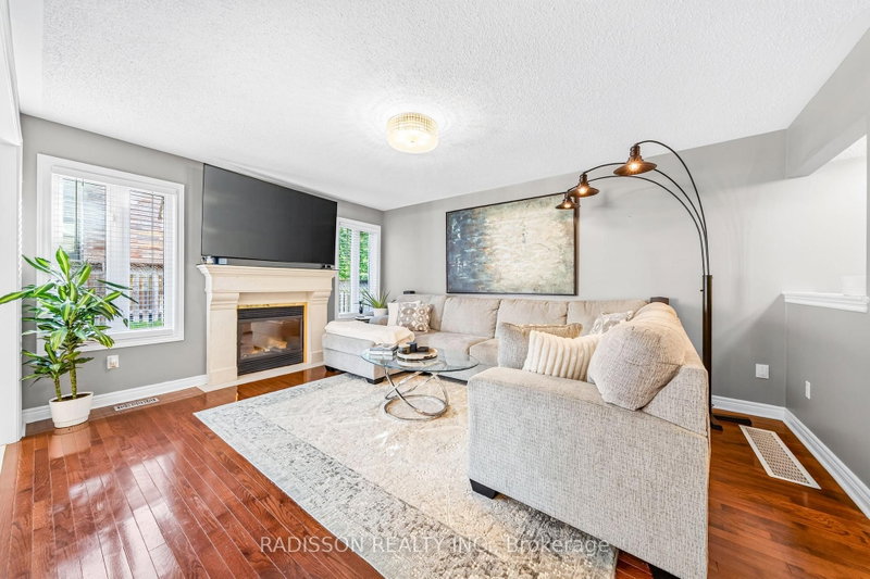863 Oaktree Crescent