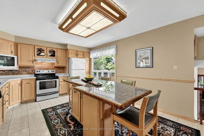 80 Fairway Drive • Aurora, ON photo 9