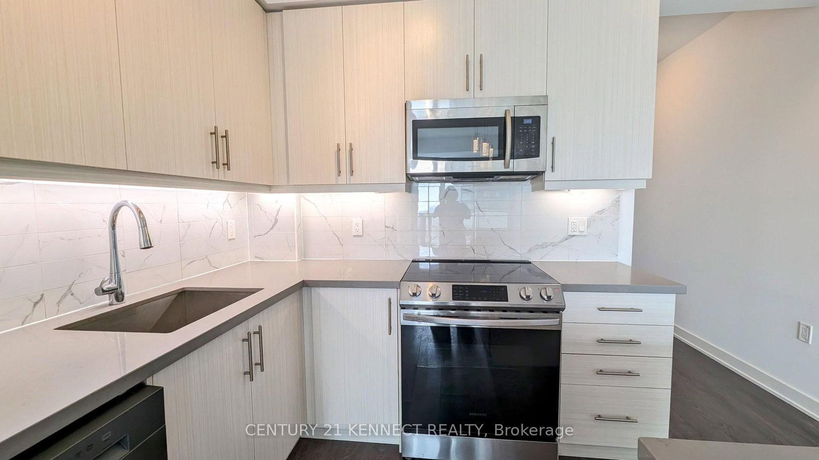 75 Oneida Crescent • #Lph11 • Richmond Hill, ON photo 9