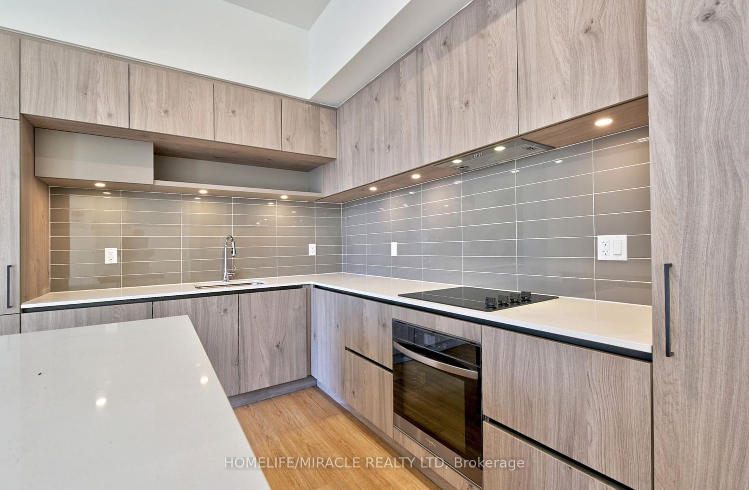 8 David Eyer Road • #1221 • Richmond Hill, ON photo 11