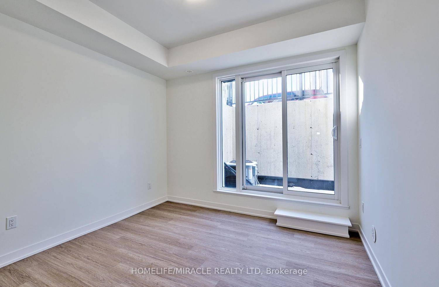 8 David Eyer Road • #1221 • Richmond Hill, ON photo 12