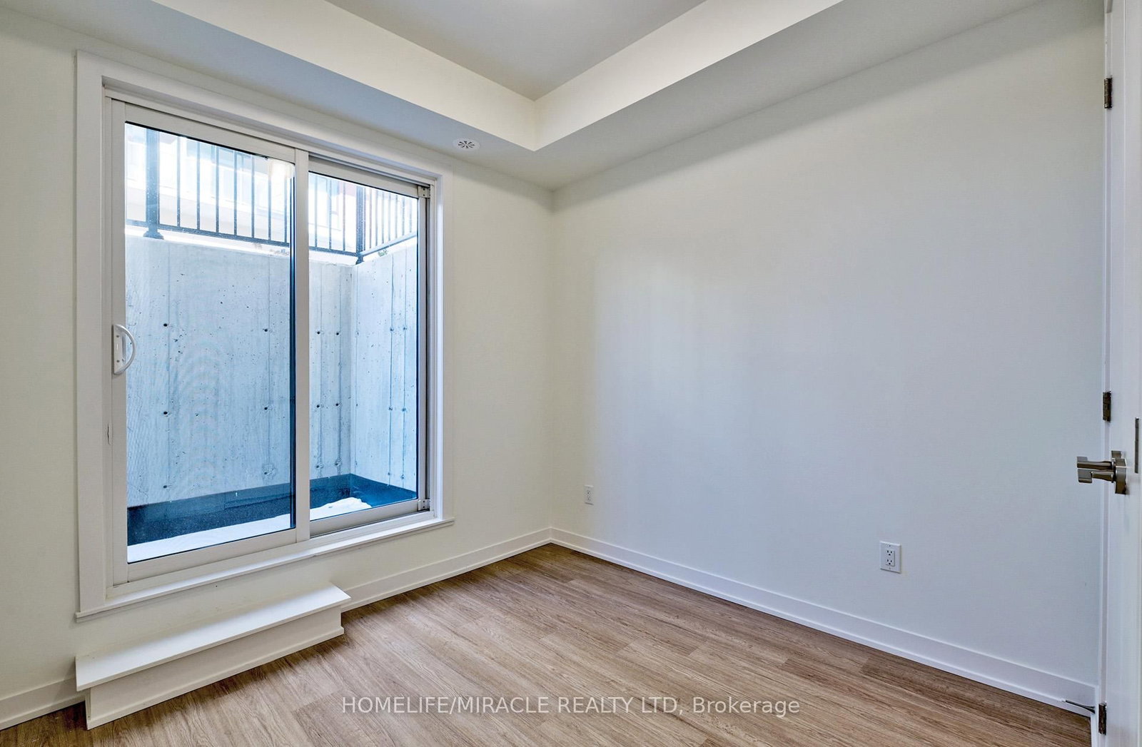8 David Eyer Road • #1221 • Richmond Hill, ON photo 16