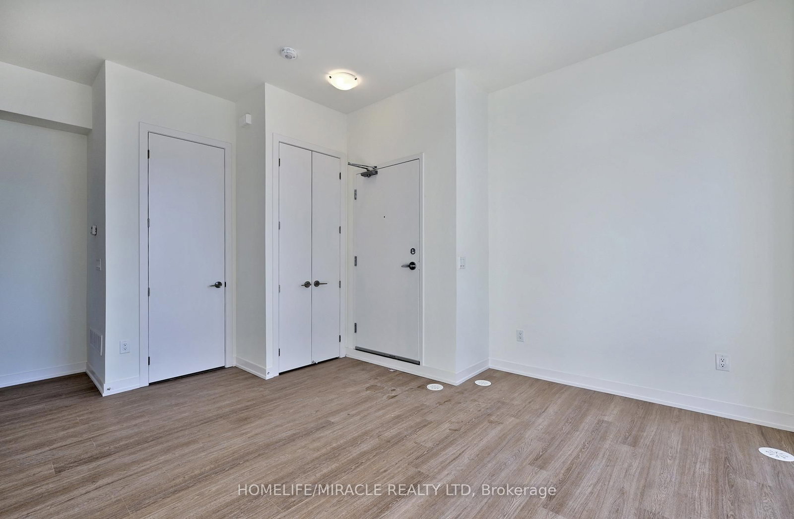 8 David Eyer Road • #1221 • Richmond Hill, ON photo 3