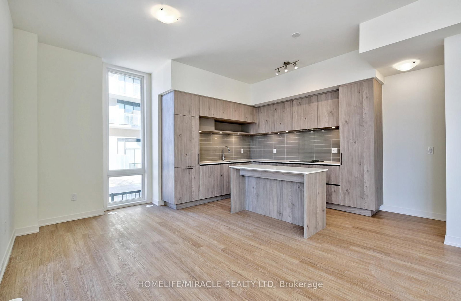 8 David Eyer Road • #1221 • Richmond Hill, ON photo 8