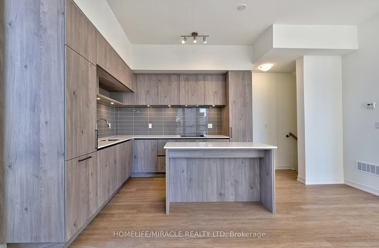 8 David Eyer Road • #1221 • Richmond Hill, ON photo 9