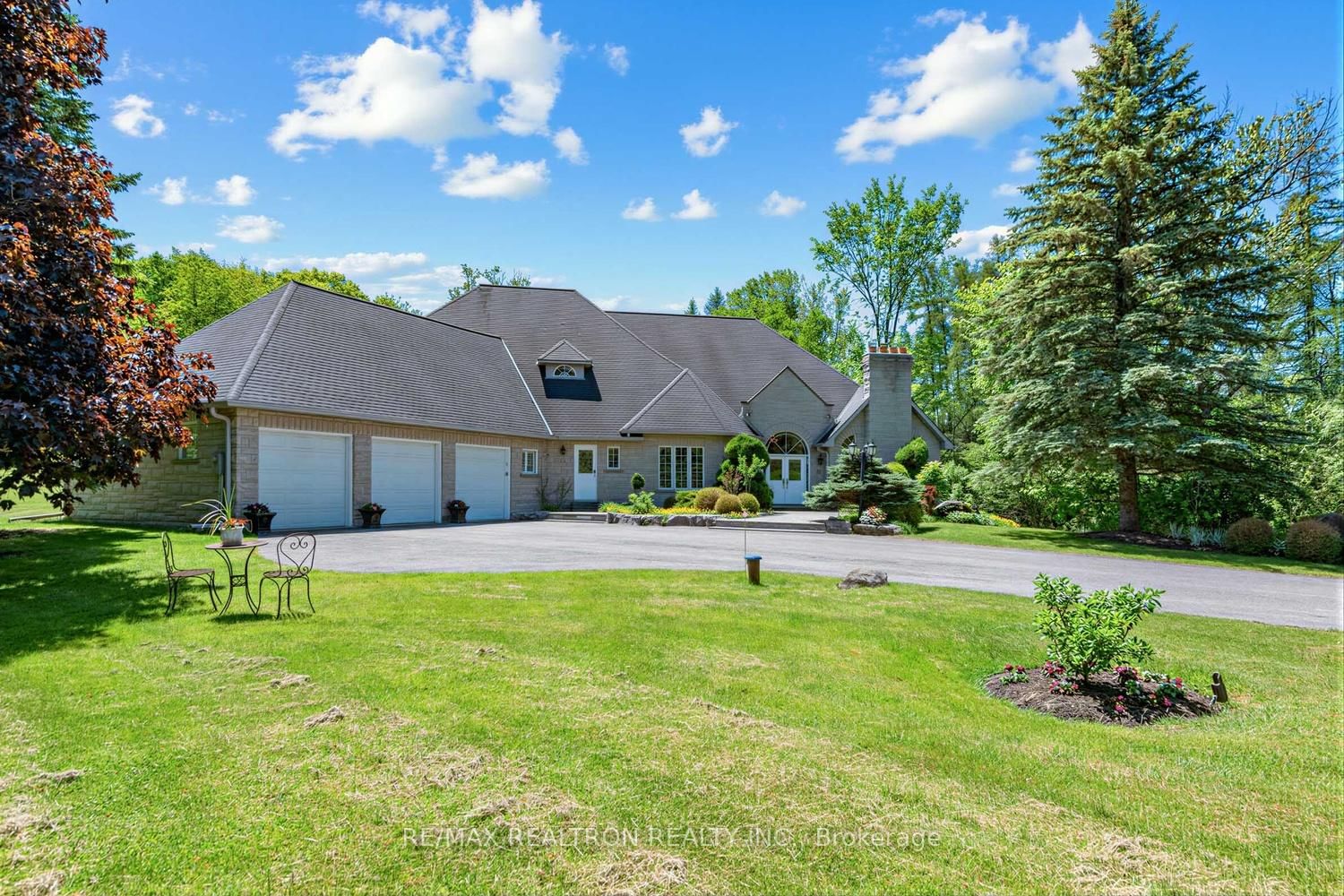 7 Gilbert Drive • Aurora, ON photo 4