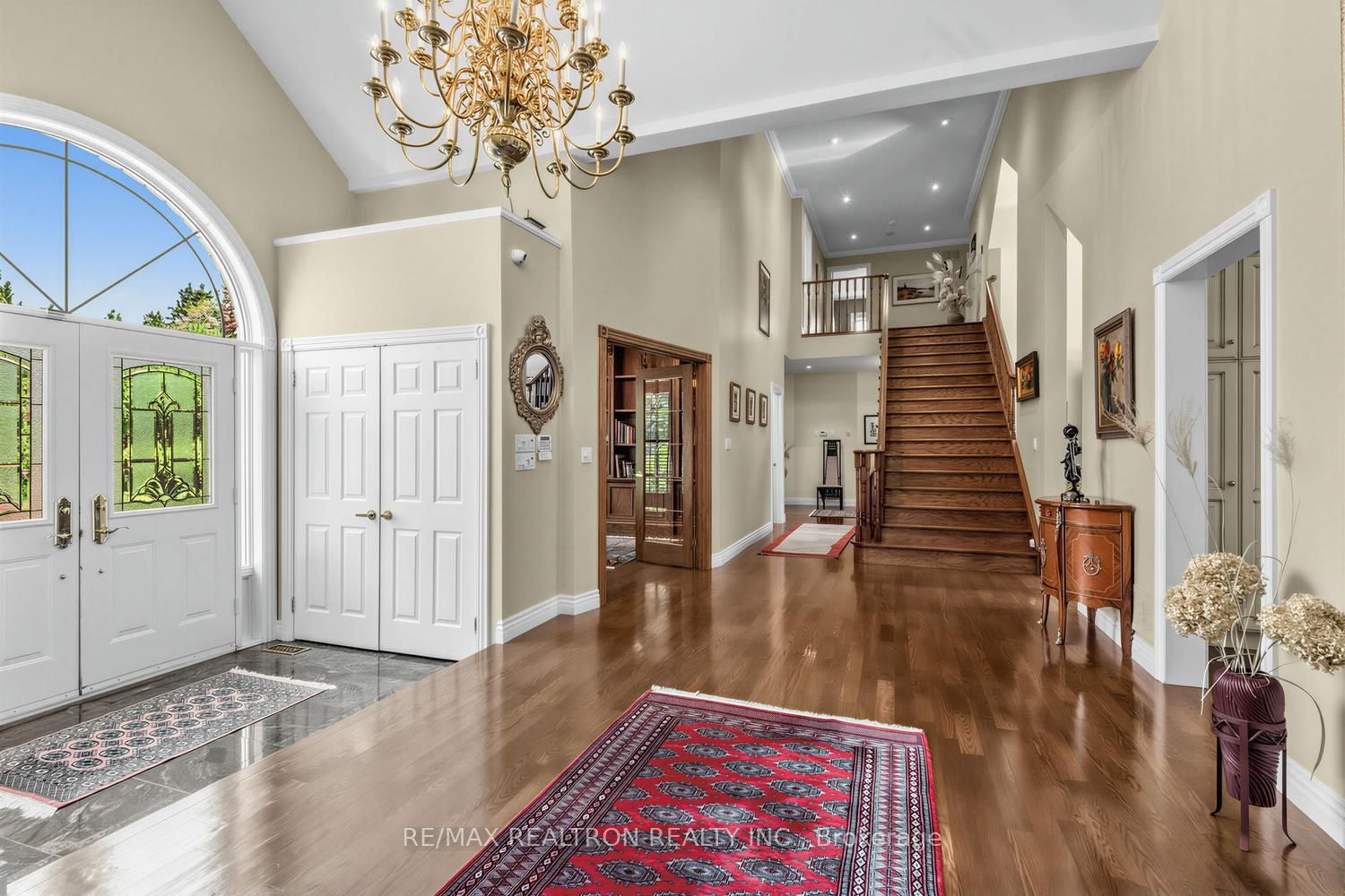 7 Gilbert Drive • Aurora, ON photo 6