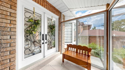 88 Kemano Road • Aurora, ON photo 5
