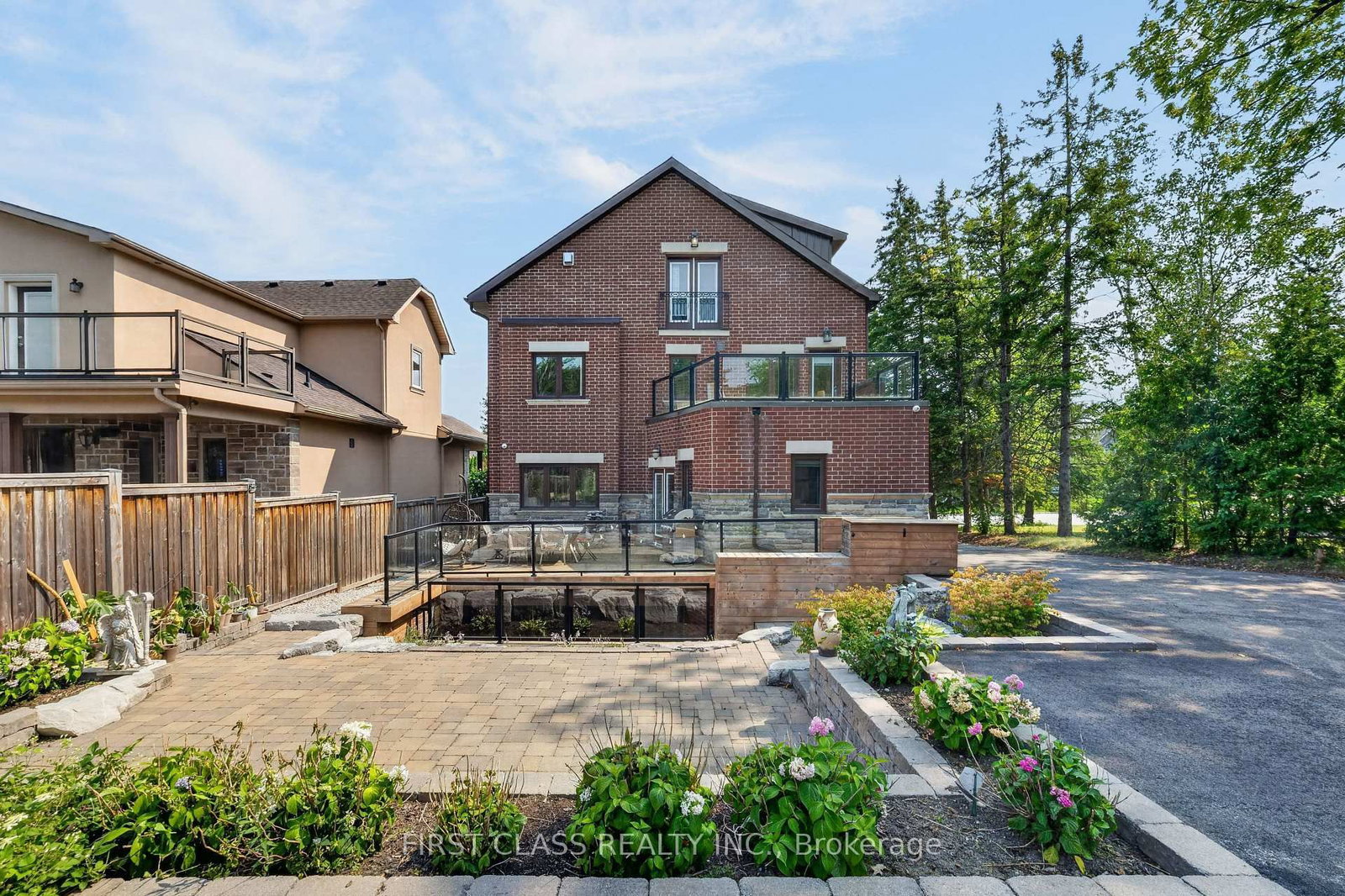 302 Brookside Road • Richmond Hill, ON photo 4