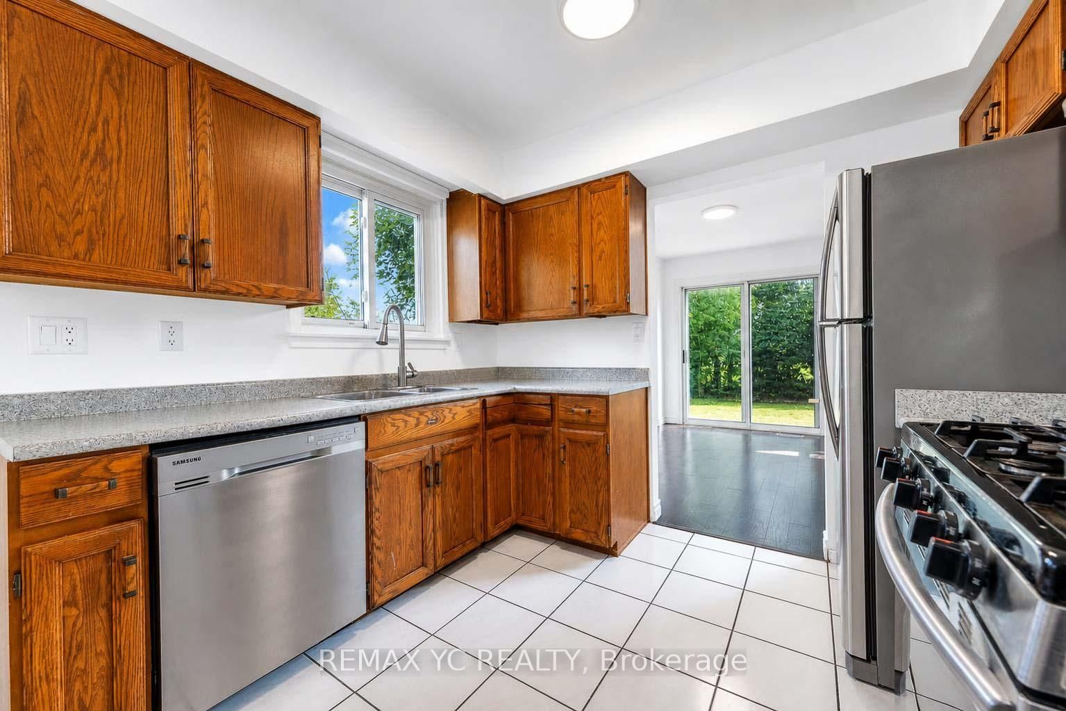 35 Kitsilano Crescent • Richmond Hill, ON photo 10