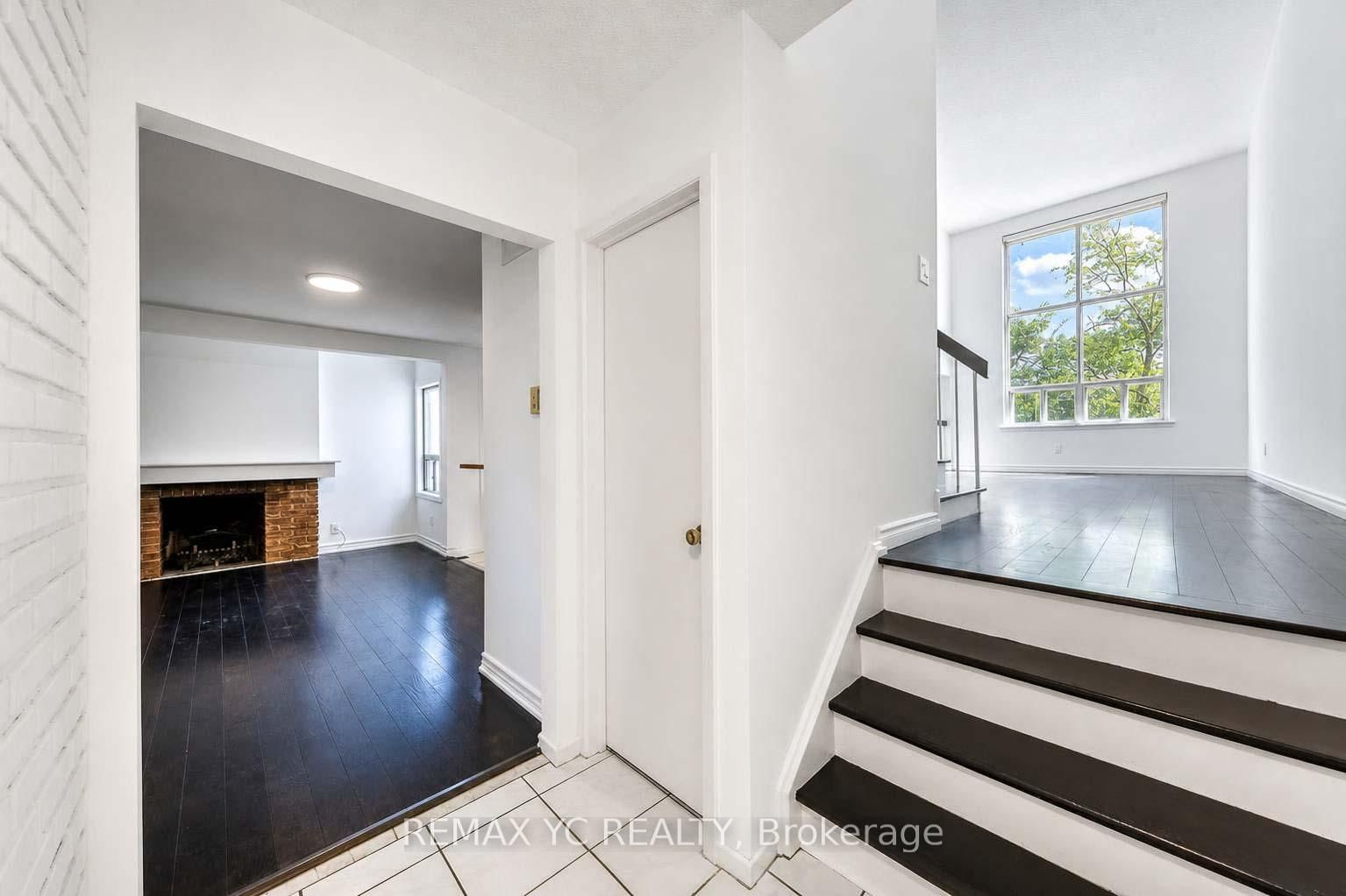 35 Kitsilano Crescent • Richmond Hill, ON photo 4