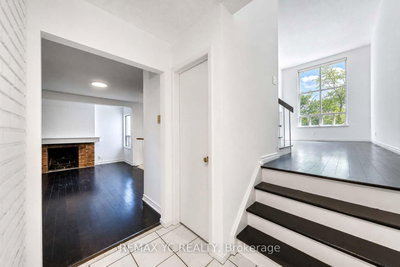 35 Kitsilano Crescent • Richmond Hill, ON photo 4