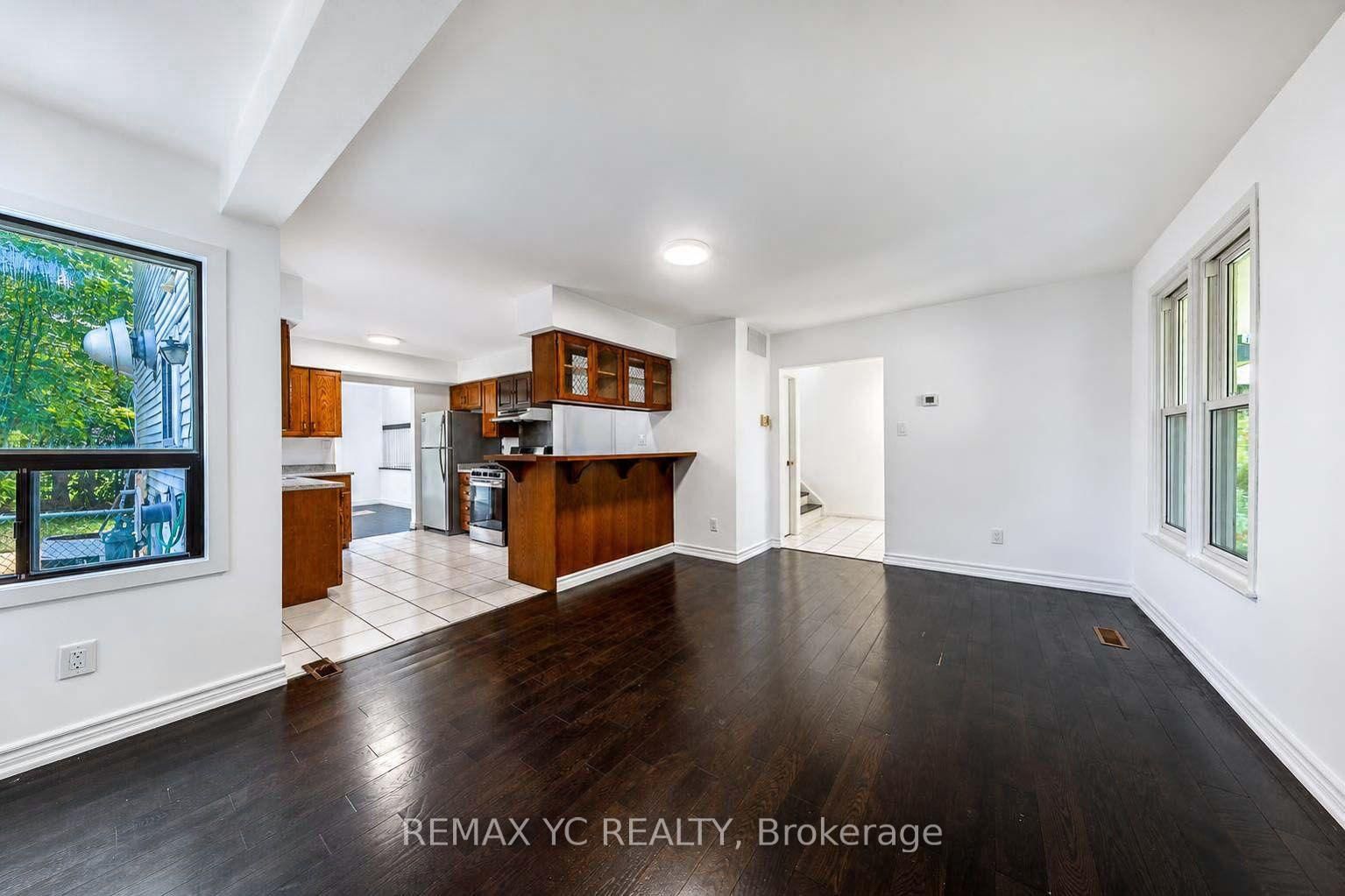 35 Kitsilano Crescent • Richmond Hill, ON photo 6