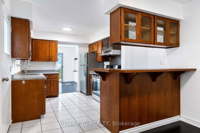35 Kitsilano Crescent • Richmond Hill, ON photo 8