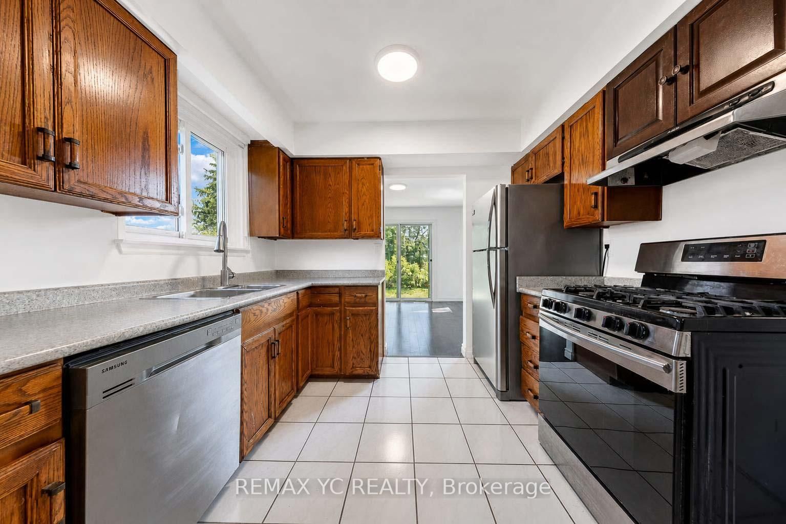 35 Kitsilano Crescent • Richmond Hill, ON photo 9