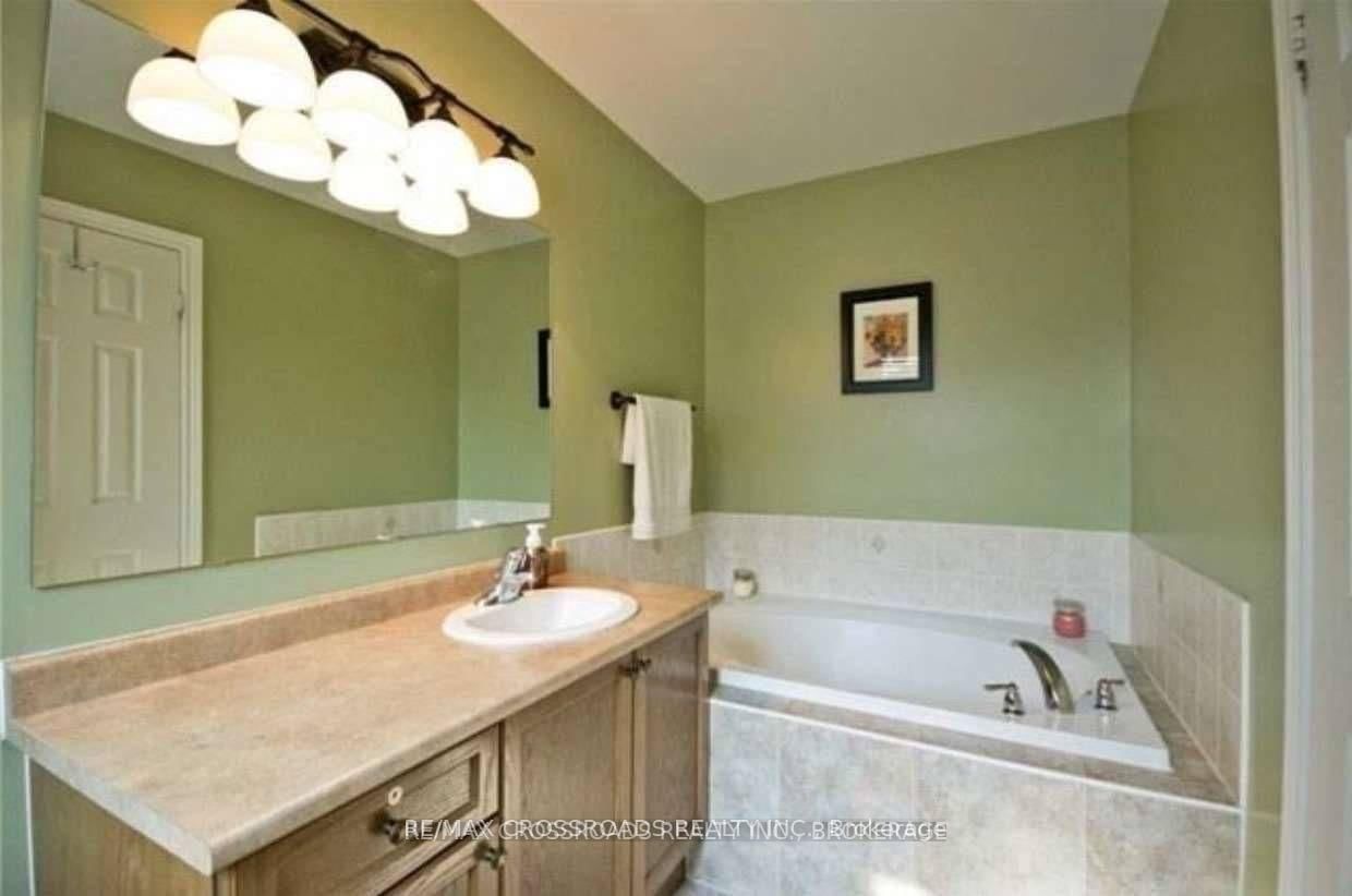 95 Thatcher Crescent • Newmarket, ON photo 8