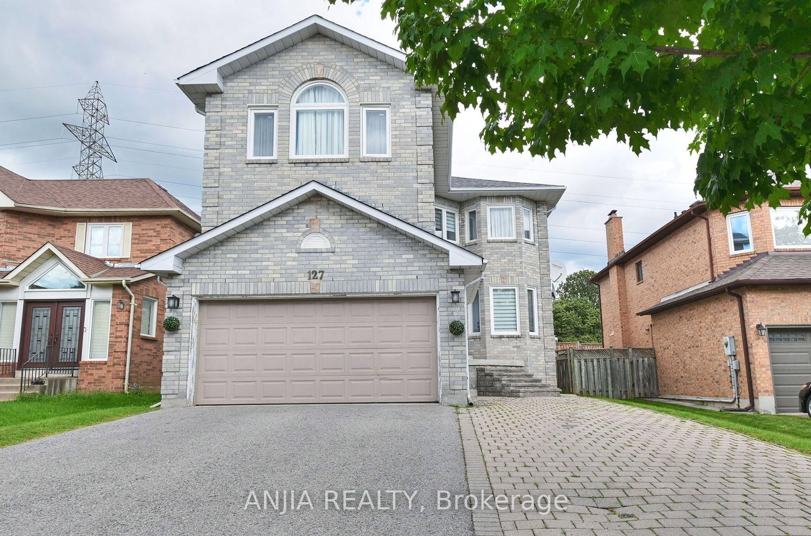 127 Tomlinson Circle • Markham, ON photo 2