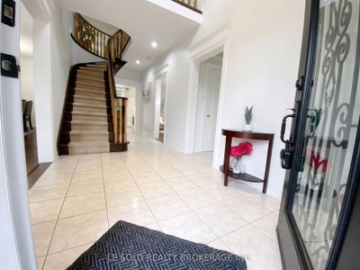76 Larratt Lane • Richmond Hill, ON photo 2