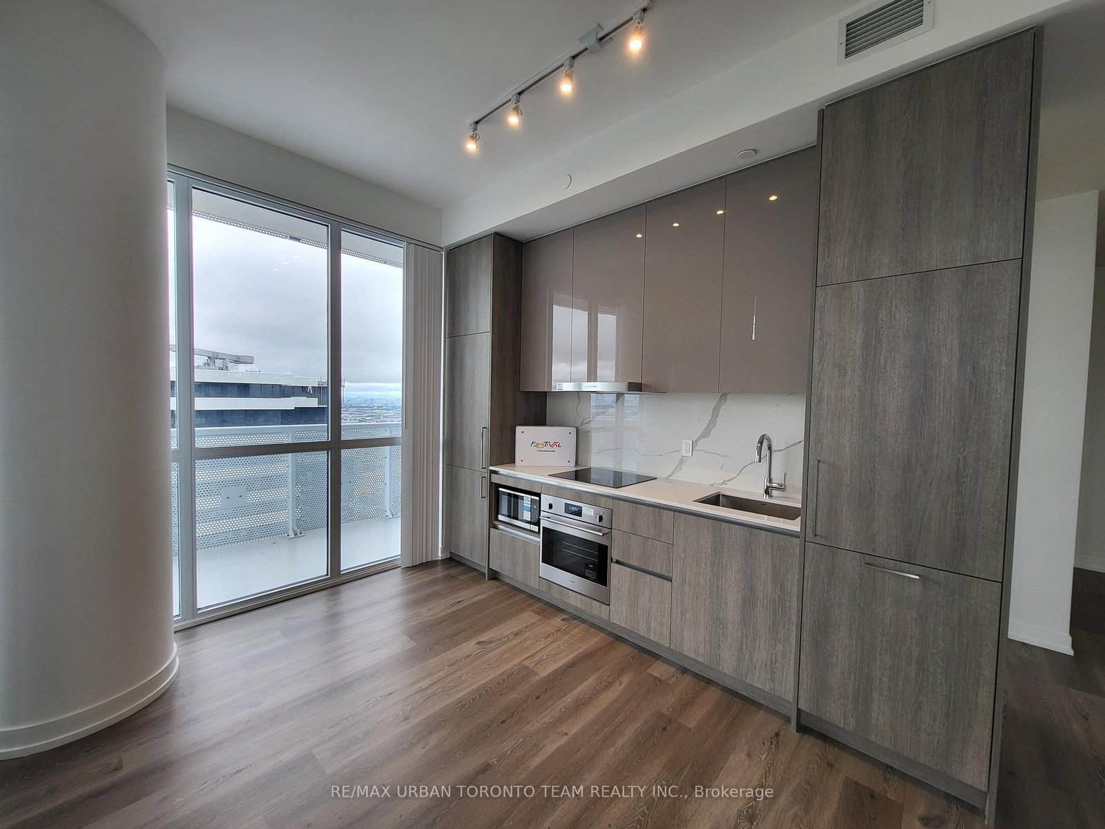 6512-225 Commerce St, Vaughan, view 3