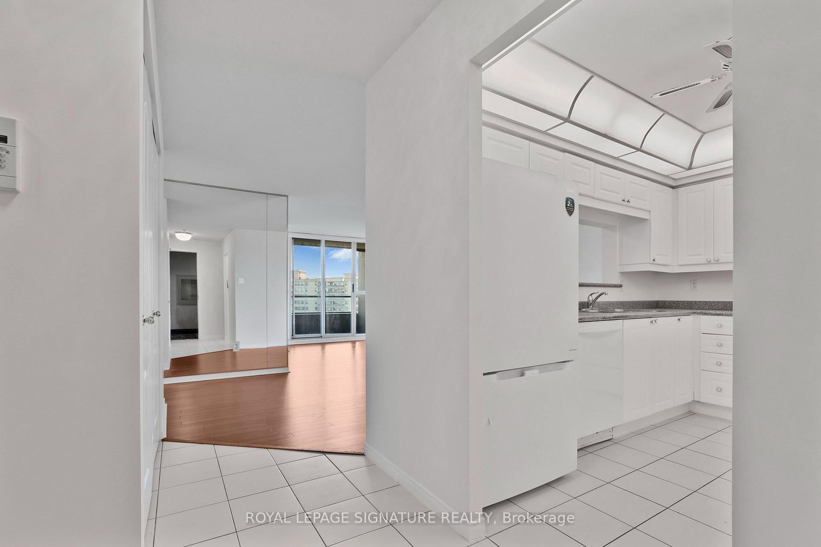 11 Townsgate Drive • #1410 • Vaughan, ON photo 8