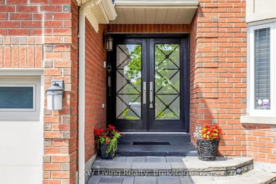 46 Clarendon Drive • Richmond Hill, ON photo 3