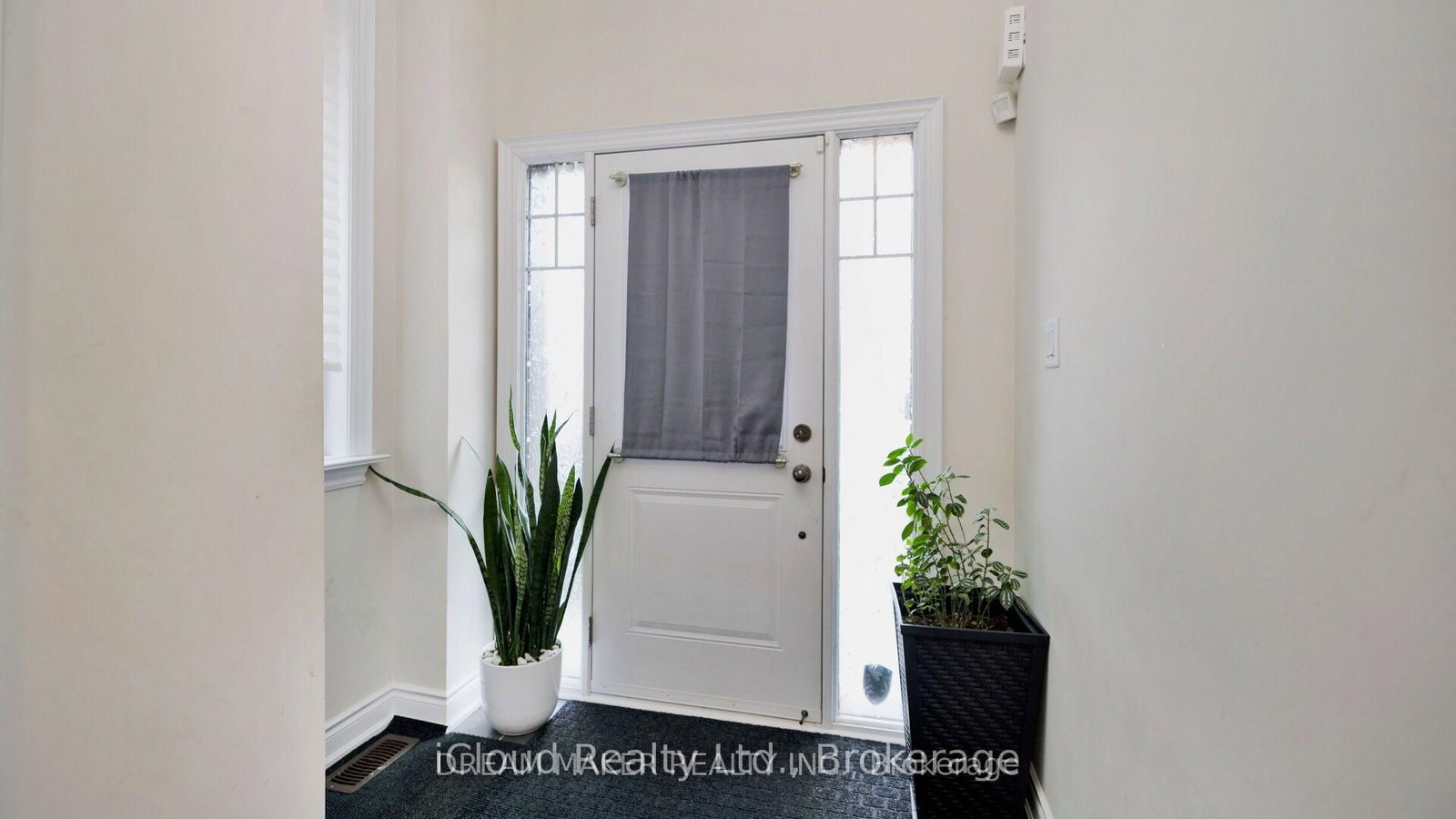 73 Lorne Thomas Place • New Tecumseth, ON photo 4