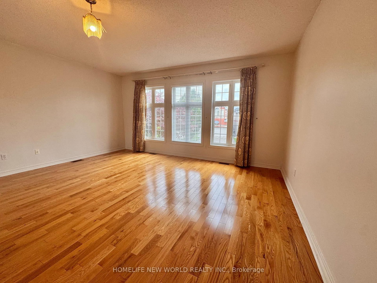 7 Symphony Gate • Markham, ON photo 11