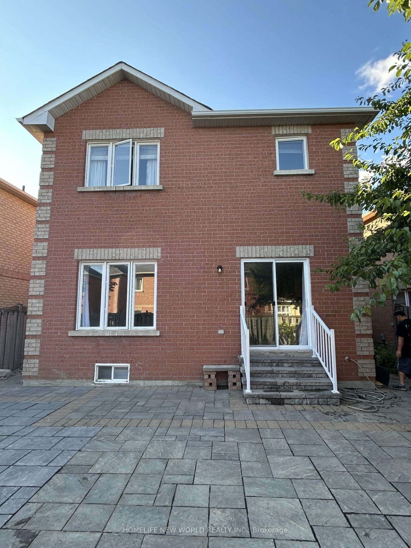 7 Symphony Gate • Markham, ON photo 5