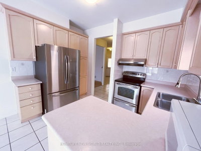 7 Symphony Gate • Markham, ON photo 7