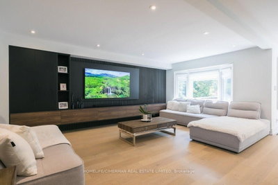 365 Kennedy Street W • Aurora, ON photo 4