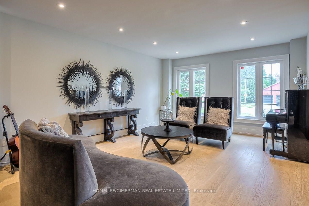 365 Kennedy Street W • Aurora, ON photo 5
