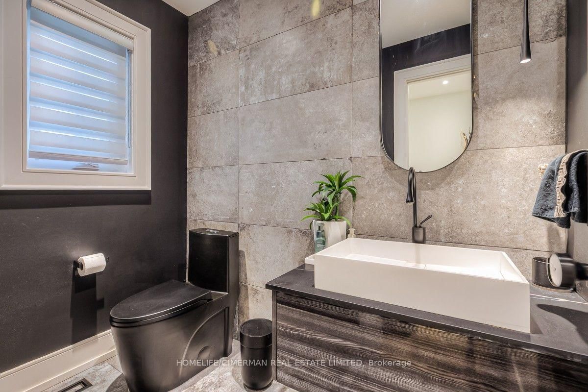 365 Kennedy Street W • Aurora, ON photo 6