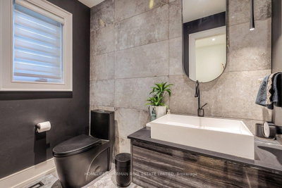 365 Kennedy Street W • Aurora, ON photo 6