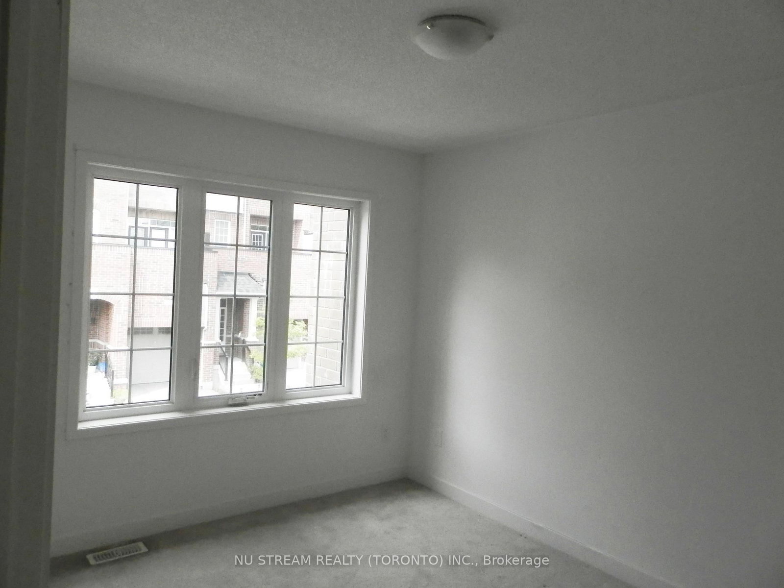 208 Harding Park Street • Newmarket, ON photo 11