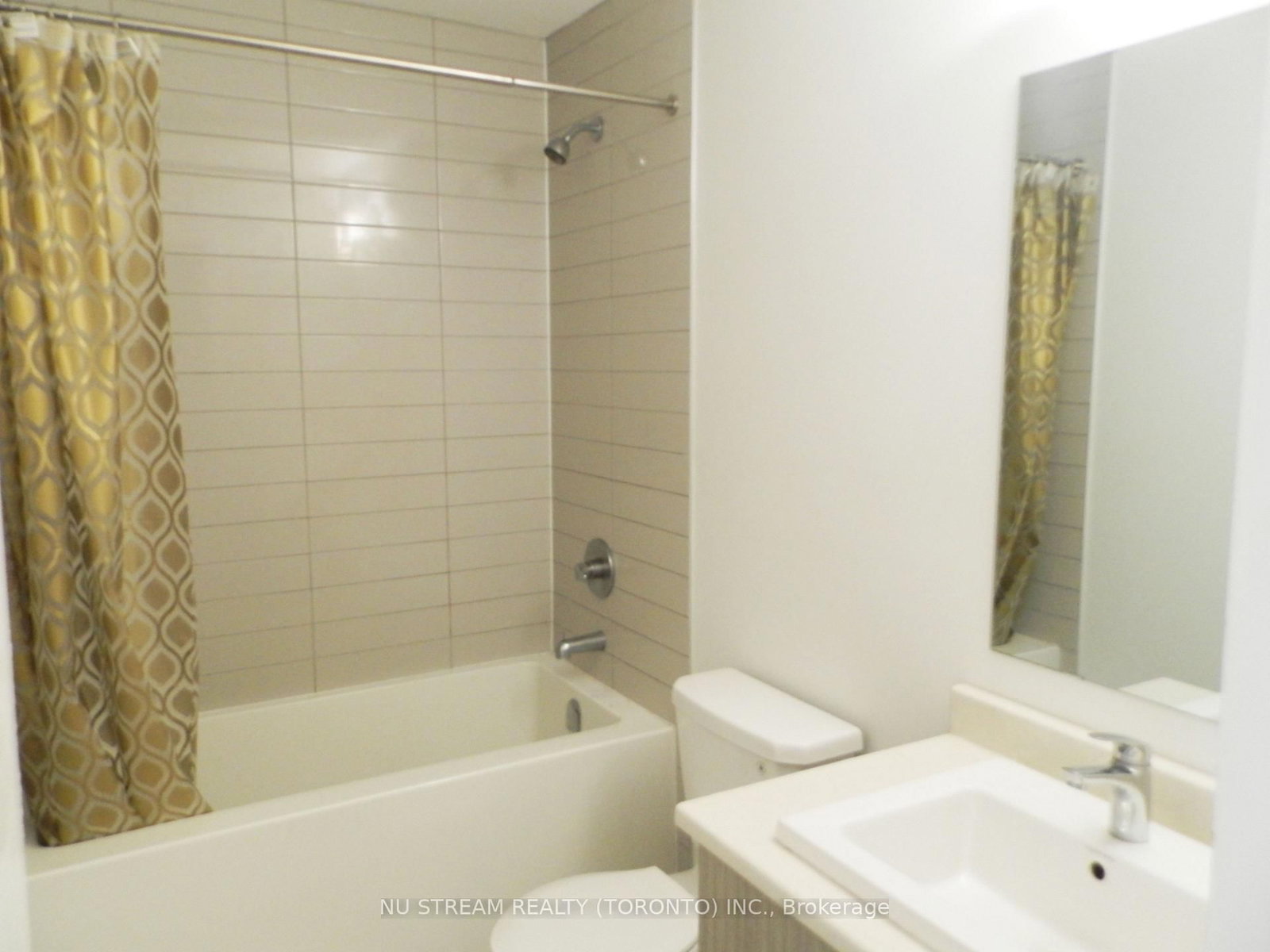 208 Harding Park Street • Newmarket, ON photo 12